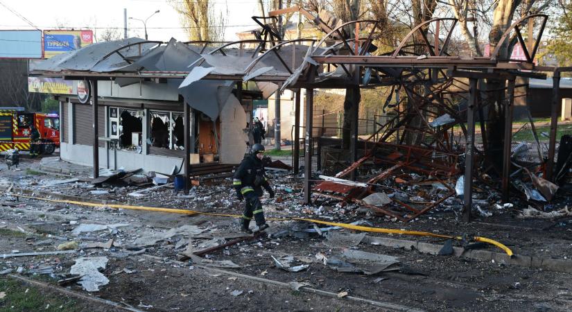 Drónokkal támadtak az ukránok egy nagy orosz olajfinomítót