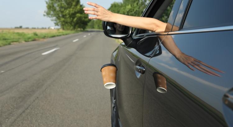 Több ezer autó tömegének megfelelő szemét az utakon