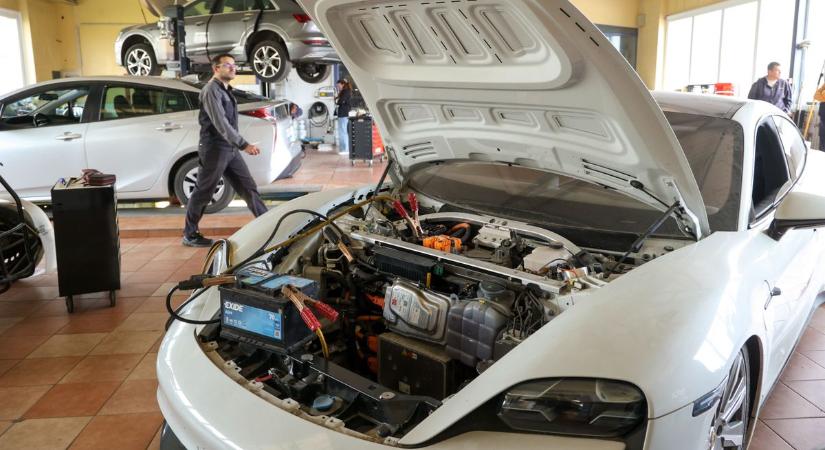 Nem átverés – tényleg kell olajat cserélni az elektromos autóban