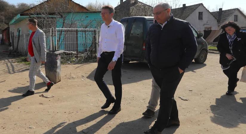 444: A választás előtt tízmilliós támogatásokat kapott az egyesület, amelyik Penny-kártyákat osztogatott a Fideszre szavazóknak Kerepesen