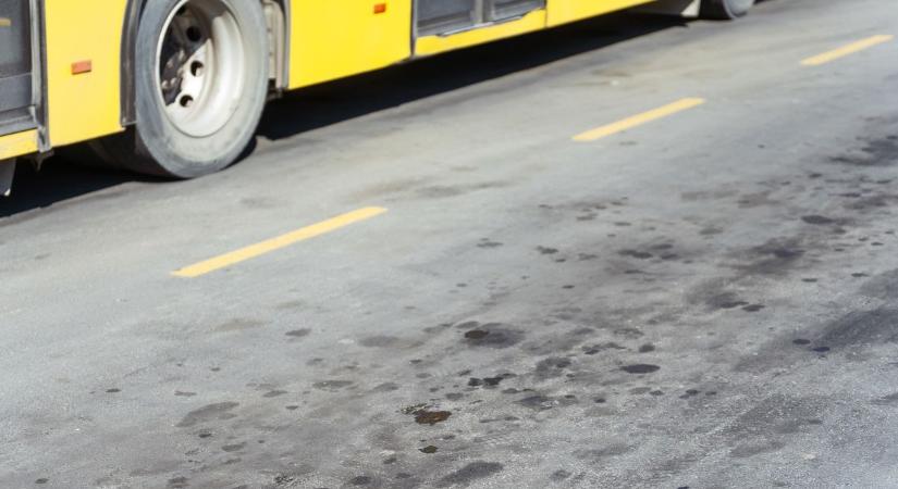 Több kilométer csúszós útszakasz nehezíti a közlekedést egy olajat szivárogtató busz miatt