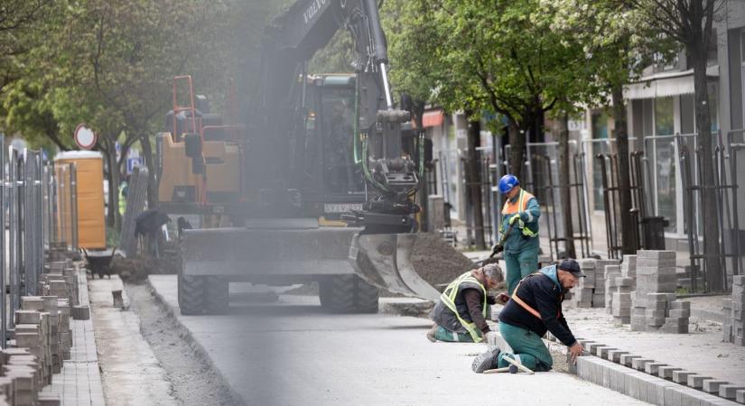 Ez az útburkolat már nem lesz zajos – Itt tart a Kossuth utca felújítása a belvárosban
