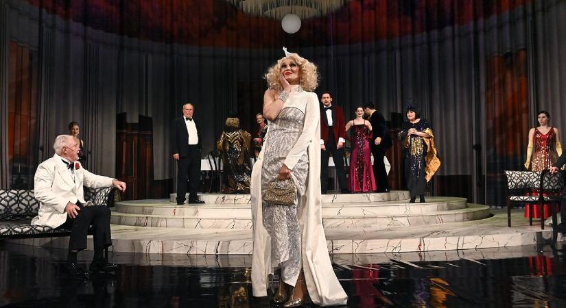 Kortalan vígjáték a miskolci színházban