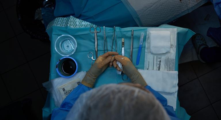 A műtőasztalon halt meg egy 70 éves amerikai férfi, miután az orvos a lépe helyett a máját távolította el