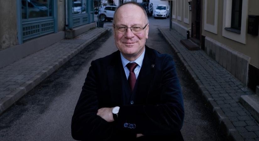 Navracsics Tibor megerősítette, hogy távozik a politikából, már törölte is a Facebook-oldalát