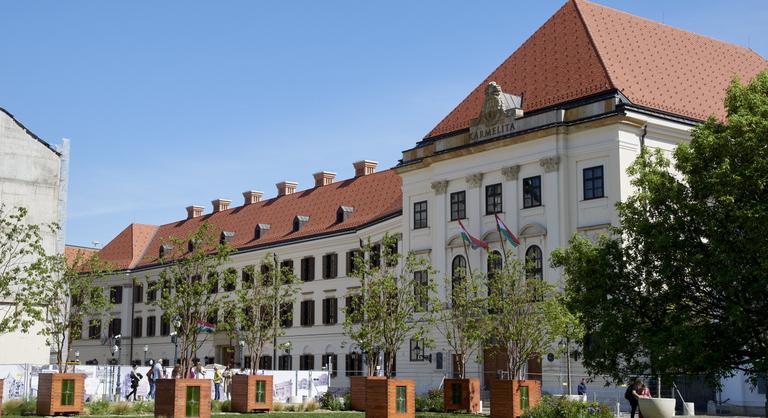 Magyar Péter bejelentette: a miniszterelnöki iroda elköltözik a Karmelita kolostorból