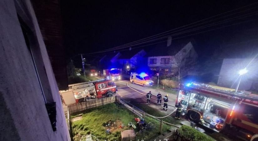 Szalagkorlátnak csapódó autó, tűz- és szén-monoxid-riasztás – Mozgalmas napjuk volt a tűzoltóknak