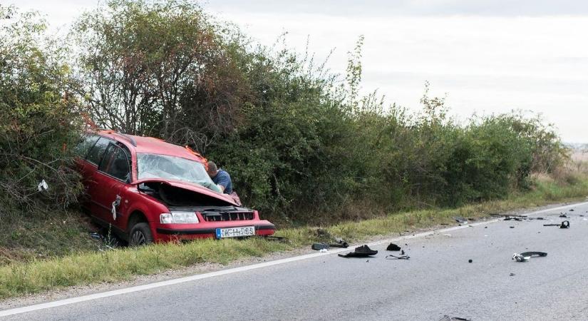 Hatalmas baleset a 81-es főúton, mentő is rohant!