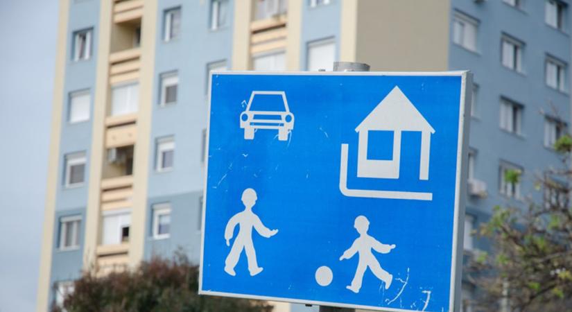 "Ember az ilyen?" - Alighogy kilépett az utcára a nyíregyházi lakóövezetben, már el is gázolta egy autó