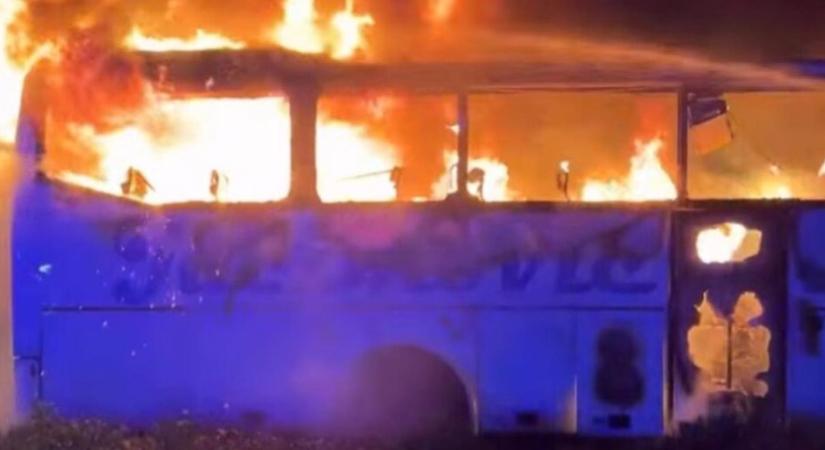 Felgyújtották és porig égett az egyetemistákat szállító Jaćimović egyik autóbusza