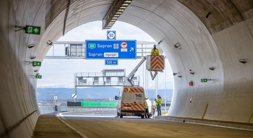 Lezárták az M85-ösön a bécsi dombi alagutat