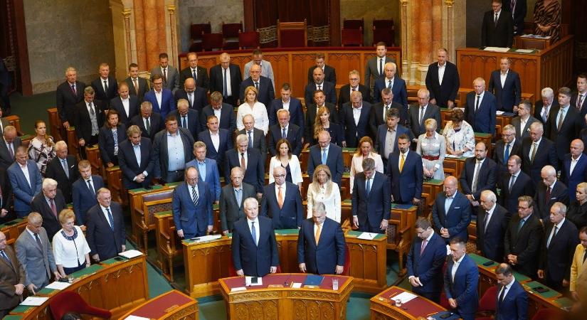 12 millió forintos végkielégítéssel távozik több leköszönő parlamenti képviselő is