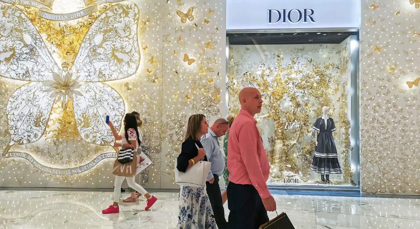 Eltűntek a milliárdosok Dubajból: már a Rolls-Royce autók és a Louis Vuitton táskák sem fogynak