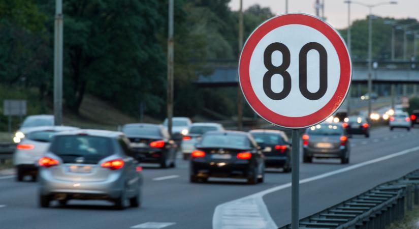 Több tucat hazai útszakaszon írták át a szabályokat: keményen ráfizethet, aki továbbra is megszokásból vezet
