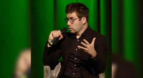 Barátság extrákkal címmel ír könyvet Panyi Szabolcs újságíró