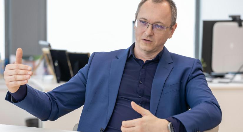 „Már nem az az első zsigeri reakcióm, hogy felvegyek valakit, hanem megnézzük, meg tudják-e oldani a meglévő csapatok AI-jal”