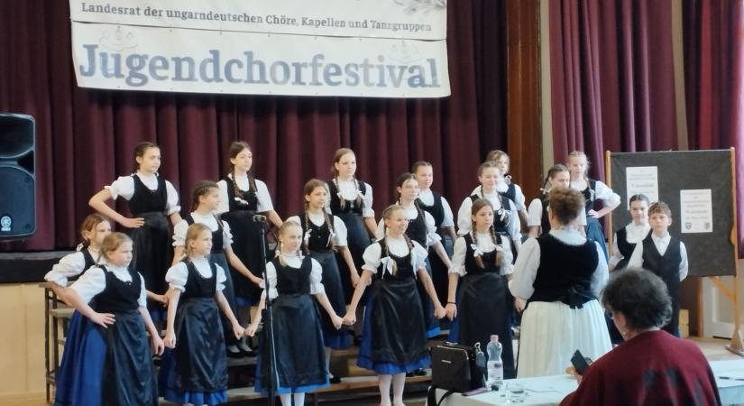 Kiemelt arany minősítést nyert a dorogi Zrínyi iskola kamarakórusa