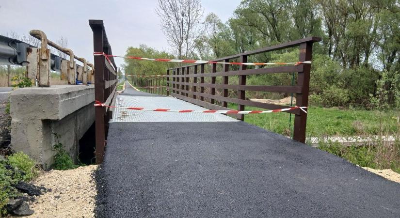 Ilyet még nem láttak a Balatonnál a bringázók! Fa helyett fémből készülnek a hidak