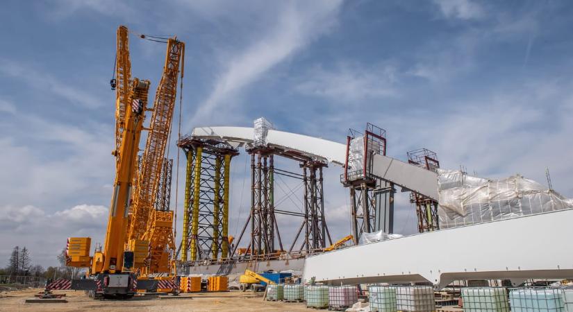 A választások előtt pár nappal a kormány milliárdokkal növelte a mohácsi Duna-híd támogatást