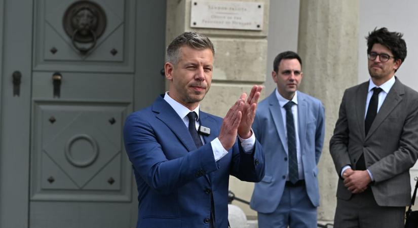 Magyar Péter a Sándor-palota teraszáról integetett Orbán Viktornak – itt a HVG hírpodcastja