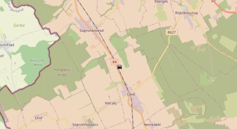 Összeütközött két autó a 84-esen Lövőnél, teljes az útzár