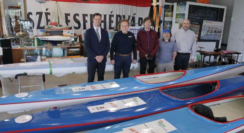 Különleges para-sporteszközöket adtak át a Csónakázó-tavon