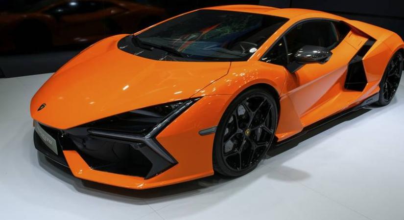 Ez a magyar sztár 200 milliós luxusautóval furikázik: 5 Ferrari is parkol a garázsában