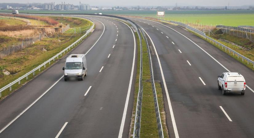 Korlátnak vágódott egy autó Miskolcnál, lezárás a helyszínen