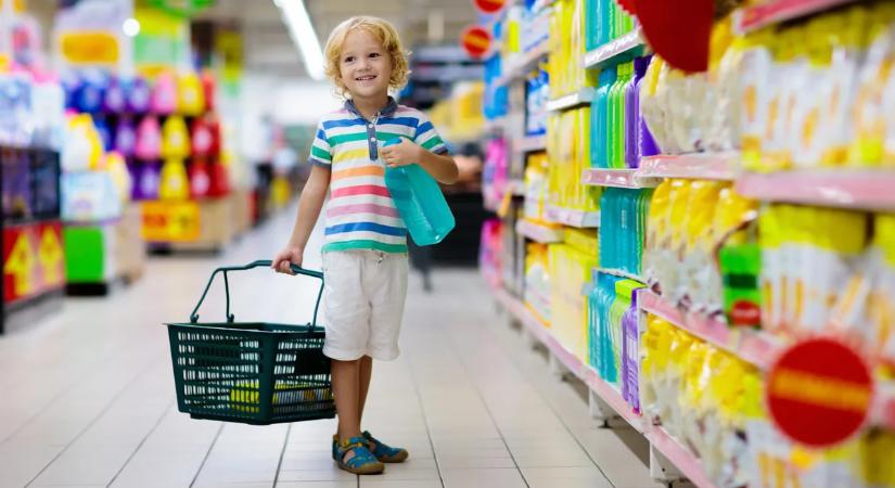Shoppingolás három gyerekkel - almakompót a hatvanezres táskán, leborított üvegpolcok