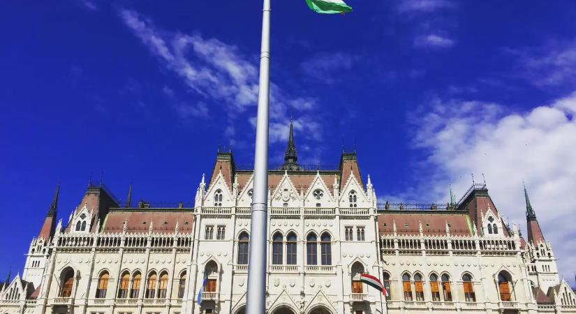 Milliárdos búcsúcsomag: 1,3 milliárd forintba kerül a parlamenti ciklusváltás