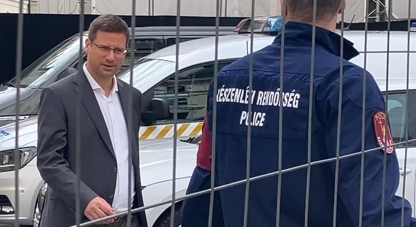 Gulyás Gergely először szólalt meg a választások óta, a rendőrség jelenlétében nyilatkozott