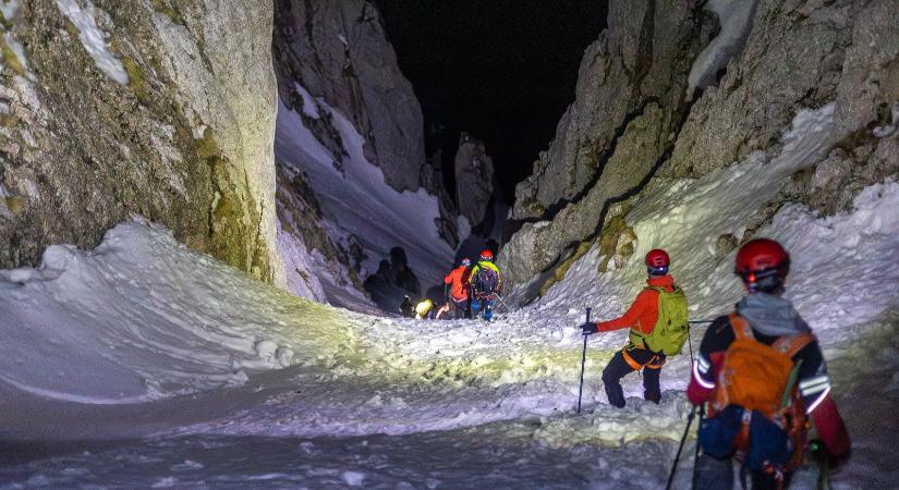Életveszélyes túra a Királykőn: két litván turistát hoztak le a hegyimentők