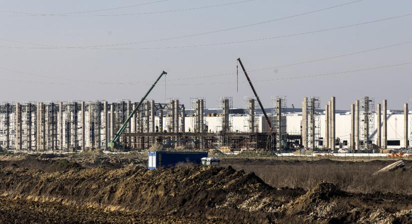 Egy globális munkaügyi szervezet szerint le kellene állítani az építkezést a szegedi BYD-nél