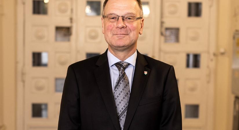 Visszavonul a politikától Navracsics Tibor