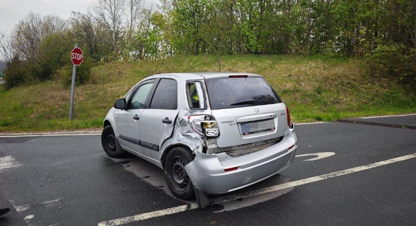 Teherautóval ütközött egy személyautó Vas vármegyében - helyszíni fotók