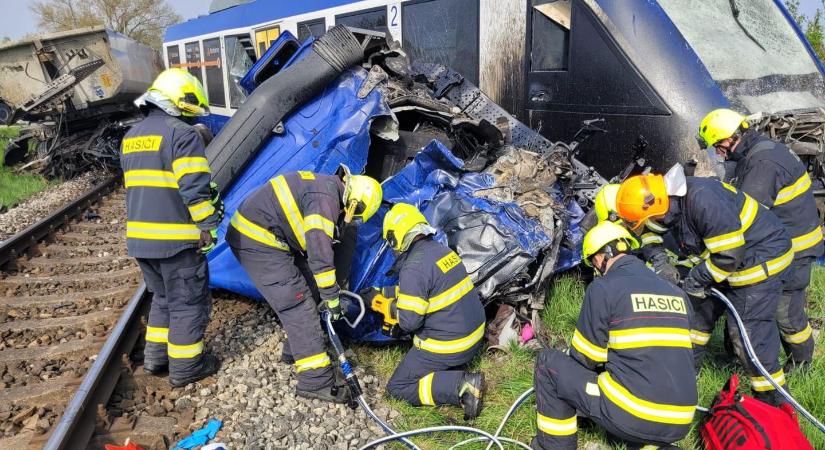 Kamionnal ütközött egy vonat Dunaszerdahelynél, szünetel a vasúti közlekedés