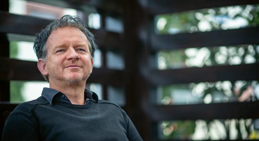 Különc magyar milliárdos segítette több Pest megyei tiszás jelölt kampányát