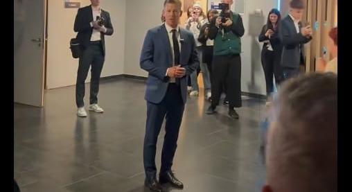 Videó: megtapsolta a közmédia több dolgozója Magyar Pétert