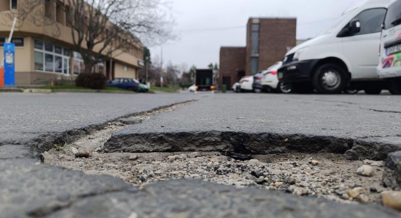 Hiába dolgoznak az utakon Szekszárdon, a kátyúk folyamatosan újratermelődnek