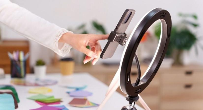 Figyelmeztetést kapott a népszerű influenszer: reklámbotrány miatt lépett a hatóság