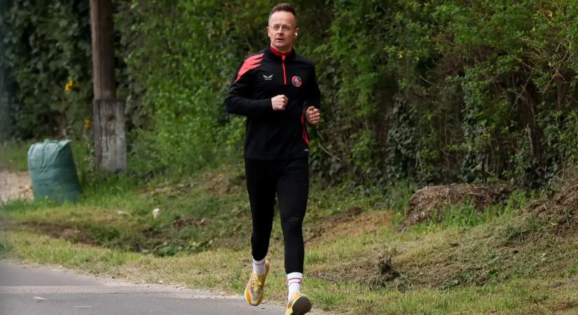 Dunakeszin, futás közben csíptük el a választás óta csendben lévő Szijjártót