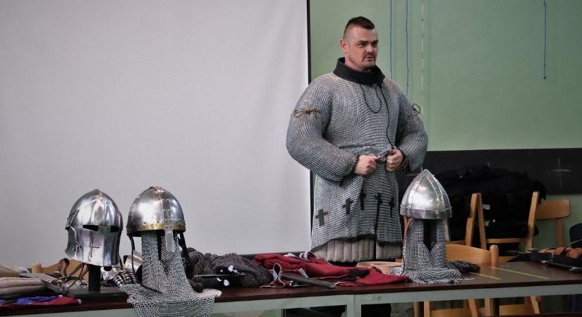 A lovagkorba repíti a résztvevőket az ismert gyűjtő