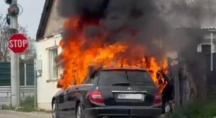 Menet közben kigyulladt autóhoz riasztottak Élesden