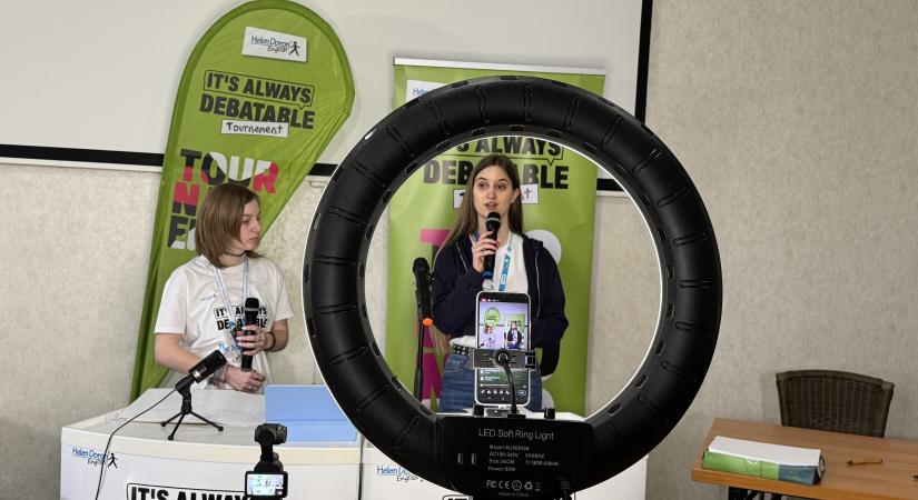 Fiatalok mérettetik meg magukat a Helen Doron Hungary vitaversenyének döntőjében