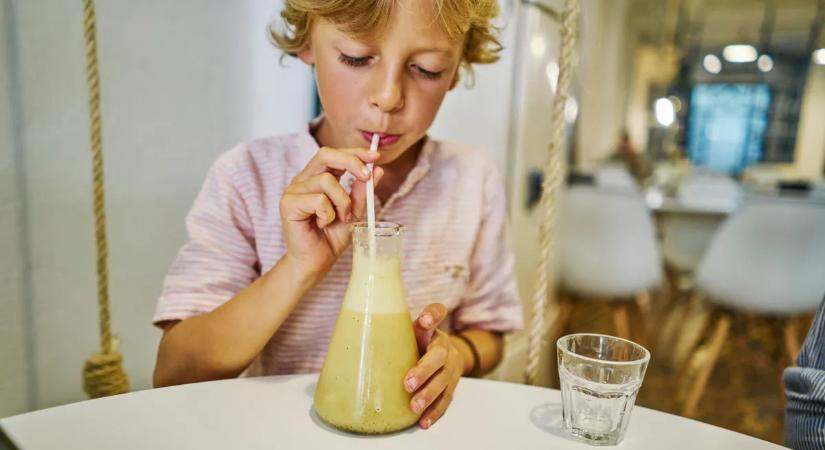 Egészségesnek hittük, de megbetegíti a kisfiúkat ez a népszerű ital