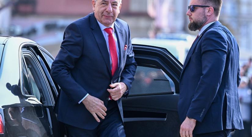 Rejtett üzeneteket fejtetek meg Sulyok Tamás képein, a Sándor-palota friss fotói többet árulnak el, mint bárki gondolta