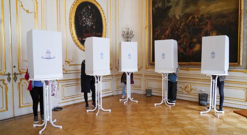 Külképviseleti szavazás: megérkeztek a lezárt urnák Magyarországra