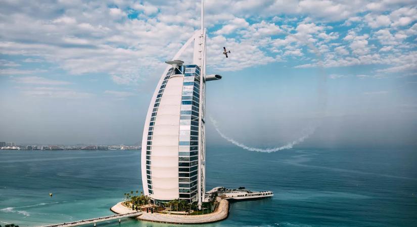 Nagy a baj! Már Dubaj leghíresebb szállodáját is bezárták