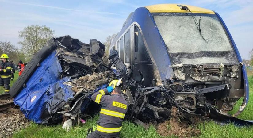 Megrázó fotókon a szlovák halálos vonatbaleset: semmi sem maradt a teherautóból