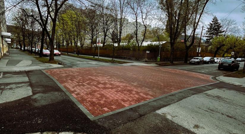 Biztonságosabb és élhetőbb közlekedés – Kerületszerte forgalomtechnikai fejlesztéseket végeztünk